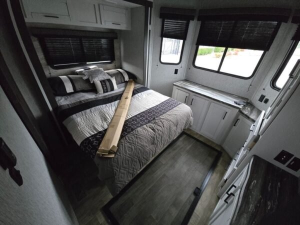 2024-Crossroads-Hampton-378DBB-Destination-Trailer-Stock-CC5004-on-sale-at-Poulsbo-RV-15.jpg 2024 Crossroads Hampton 378DBB