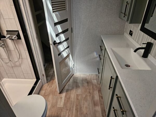 2024-Crossroads-Redwood-RW4001LK-Fifth-Wheel-Stock-E5782-on-sale-at-Poulsbo-RV-11.jpg 2024 Crossroads Redwood RW4001LK