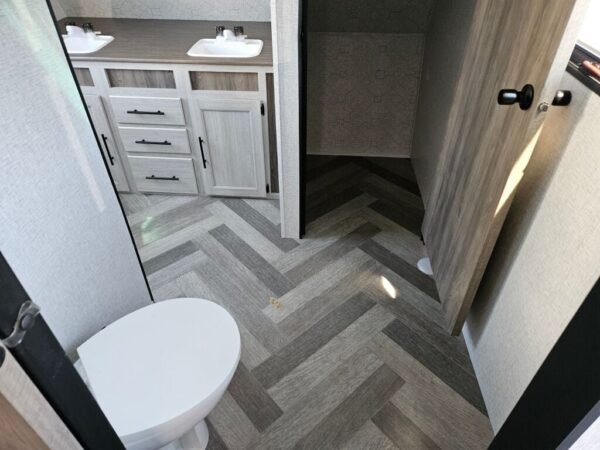 2024-Crossroads-Zinger-ZR380FB-Travel-Trailer-Stock-E5775-on-sale-at-Poulsbo-RV-13.jpg 2024 Crossroads Zinger ZR380FB
