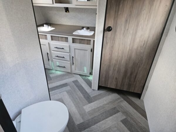 2024-Crossroads-Zinger-ZR380FB-Travel-Trailer-Stock-E5776-on-sale-at-Poulsbo-RV-8.jpg 2024 Crossroads Zinger ZR380FB