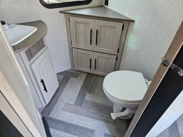 2024-Crossroads-Zinger-ZR380FB-Travel-Trailer-Stock-E5776-on-sale-at-Poulsbo-RV-9.jpg 2024 Crossroads Zinger ZR380FB