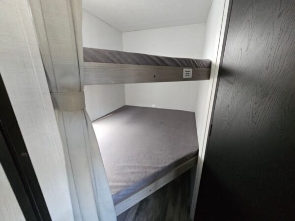 2024-Dutchmen-Kodiak-SE-27SBH-Travel-Trailer-Stock-K5894-on-sale-at-Poulsbo-RV-10.jpg 2024 Dutchmen Kodiak SE 27SBH