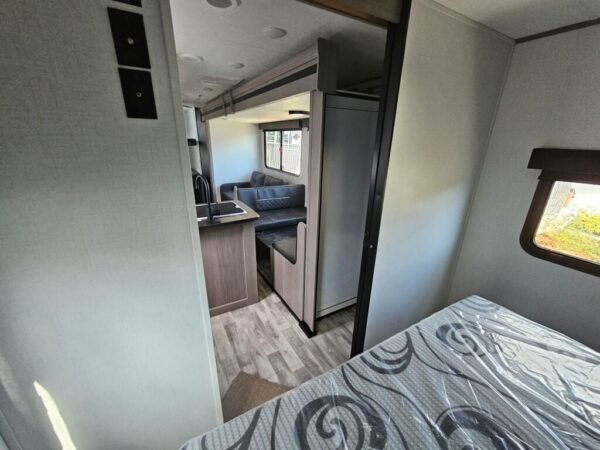 2024-Dutchmen-Kodiak-SE-27SBH-Travel-Trailer-Stock-K5894-on-sale-at-Poulsbo-RV-7.jpg 2024 Dutchmen Kodiak SE 27SBH