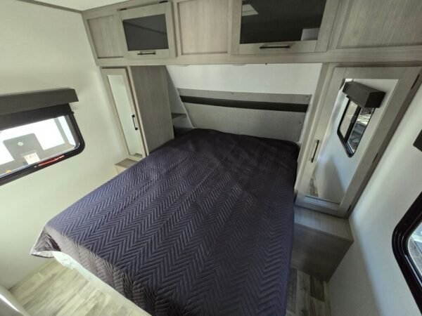 2024-Dutchmen-Kodiak-Ultra-Lite-242RBSL-Travel-Trailer-Stock-K5939-on-sale-at-Poulsbo-RV-13.jpg 2024 Dutchmen Kodiak Ultra-Lite 242RBSL