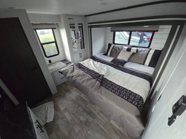 2025-Crossroads-Hampton-HP388FKL-Destination-Trailer-Stock-M3528-on-sale-at-Poulsbo-RV-13.jpg 2025 Crossroads Hampton HP388FKL