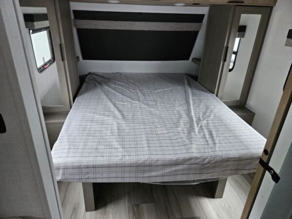 2025-Dutchmen-Kodiak-302BHSL-Travel-Trailer-Stock-E5823-on-sale-at-Poulsbo-RV-4.jpg 2025 Dutchmen Kodiak Ultra-Lite 302BHSL