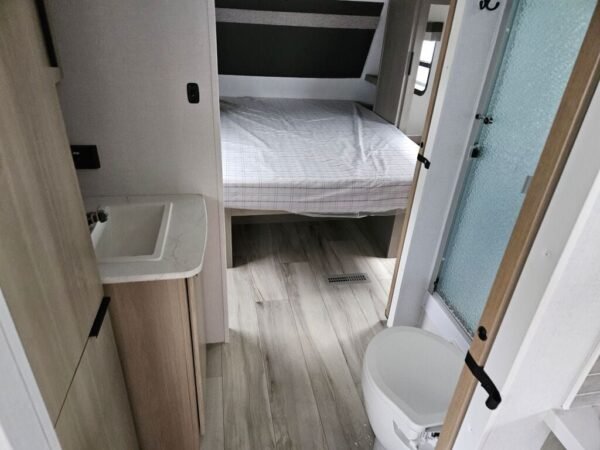 2025-Dutchmen-Kodiak-302BHSL-Travel-Trailer-Stock-E5823-on-sale-at-Poulsbo-RV-5.jpg 2025 Dutchmen Kodiak Ultra-Lite 302BHSL