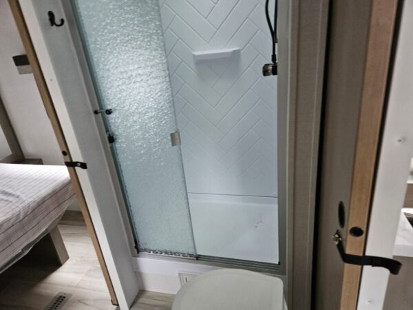 2025-Dutchmen-Kodiak-302BHSL-Travel-Trailer-Stock-E5823-on-sale-at-Poulsbo-RV-6.jpg 2025 Dutchmen Kodiak Ultra-Lite 302BHSL