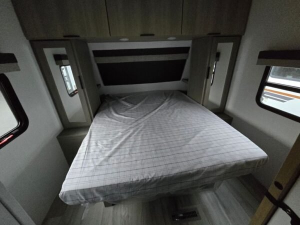 2025-Dutchmen-Kodiak-302BHSL-Travel-Trailer-Stock-K6032-on-sale-at-Poulsbo-RV-9.jpg 2025 Dutchmen Kodiak Ultra-Lite 302BHSL