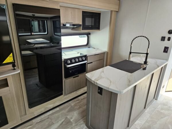 2025-Dutchmen-Kodiak-Ultimate-3321BHSL-Travel-Trailer-Stock-E5796-on-sale-at-Poulsbo-RV-11.jpg 2025 Dutchmen Kodiak Ultimate 3321BHSL