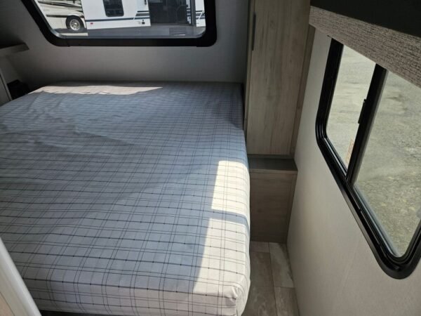 2025-Dutchmen-Kodiak-Ultimate-3321BHSL-Travel-Trailer-Stock-E5796-on-sale-at-Poulsbo-RV-4.jpg 2025 Dutchmen Kodiak Ultimate 3321BHSL