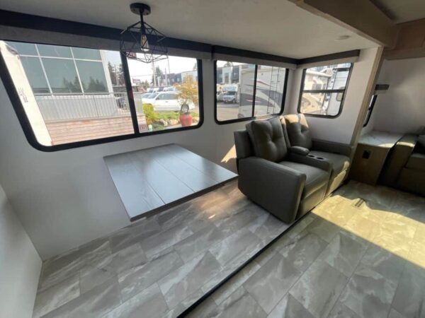 2025-Dutchmen-Kodiak-Ultimate-3371FLSL-Travel-Trailer-Stock-K6014-on-sale-at-Poulsbo-RV-9.jpg 2025 Dutchmen Kodiak Ultimate 3371FLSL
