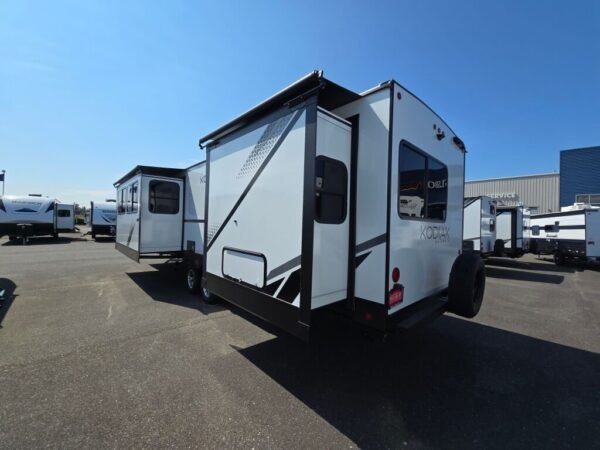 2025-Dutchmen-Kodiak-Ultimate-3371FLSL-Travel-Trailer-Stock-M3500-on-sale-at-Poulsbo-RV-2.jpg 2025 Dutchmen Kodiak Ultimate 3371FLSL