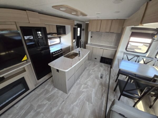 2025-Dutchmen-Kodiak-Ultimate-3371FLSL-Travel-Trailer-Stock-M3500-on-sale-at-Poulsbo-RV-6.jpg 2025 Dutchmen Kodiak Ultimate 3371FLSL