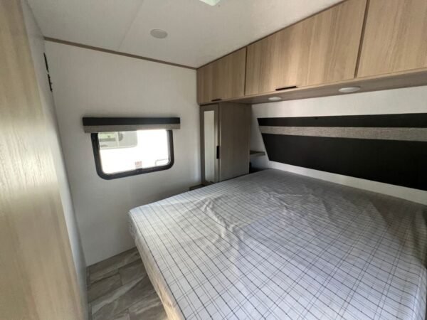 2025-Dutchmen-Kodiak-Ultra-Lite-242RBSL-Travel-Trailer-Stock-S672-on-sale-at-Poulsbo-RV-10.jpg 2025 Dutchmen Kodiak Ultra-Lite 242RBSL