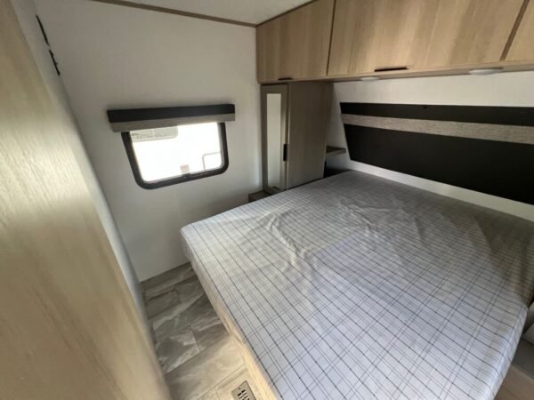 2025-Dutchmen-Kodiak-Ultra-Lite-242RBSL-Travel-Trailer-Stock-S672-on-sale-at-Poulsbo-RV-11.jpg 2025 Dutchmen Kodiak Ultra-Lite 242RBSL