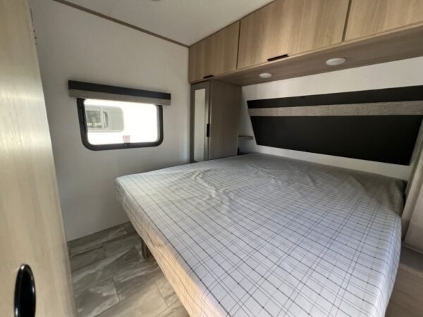 2025-Dutchmen-Kodiak-Ultra-Lite-242RBSL-Travel-Trailer-Stock-S672-on-sale-at-Poulsbo-RV-23.jpg 2025 Dutchmen Kodiak Ultra-Lite 242RBSL
