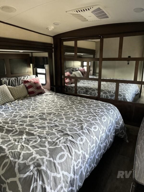 HJKJ.jpg 2019 JAYCO NORTH POINT 377RLBH